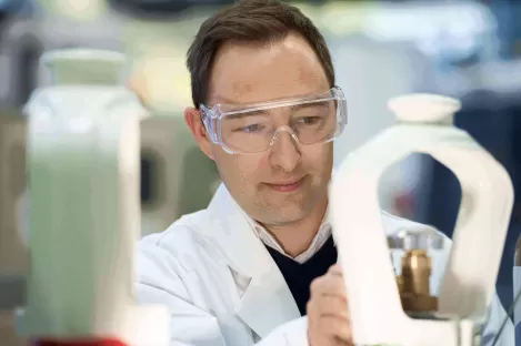 Travailleur chez Air Liquide manipulant une bouteille