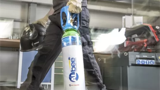 Homem a transportar uma garrafa ALbee™ Weld