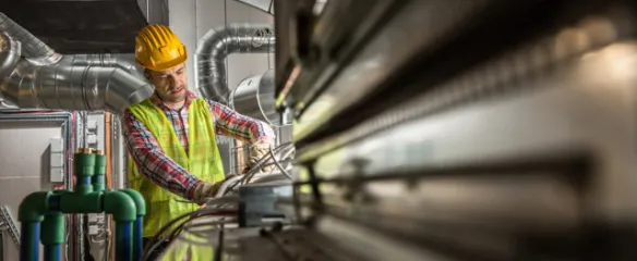 Na construção, na instalação/manutenção de sistemas de refrigeração e climatização, o azoto é essencial para a purga e para testes de pressão (expulsando ar e humidade) das redes.