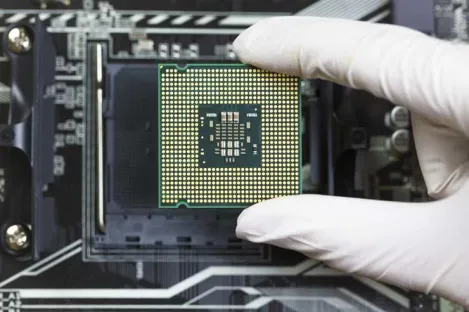 Montagem de placas eletrónicas que cumprem requisitos de fiabilidade extremos, graças às soluções de gás e à experiência industrial da Air Liquide.