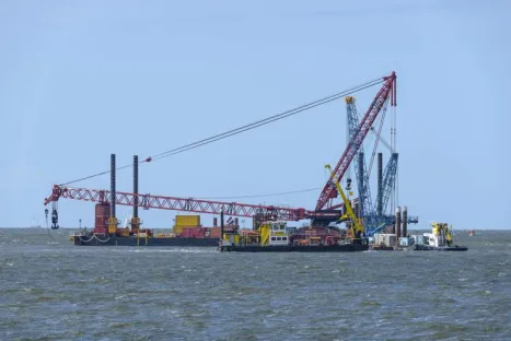 Obra de construção de uma turbina eólica offshore