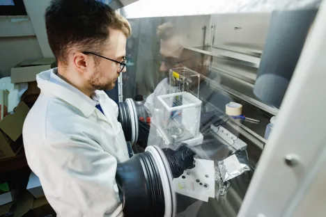 Nos centros de investigação, as caixas de luvas («glove boxes») com atmosfera inerte purificada revelam-se indispensáveis para garantir a ausência de contaminação nas manipulações altamente sensíveis ao ar.