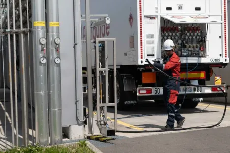 Waziers, no norte de França, alberga um dos mais importantes centros de abastecimento de hidrogénio da Air Liquide na Europa. Reboques de última geração, que funcionam a 300 bar, garantem o abastecimento de hidrogénio destinado à mobilidade.