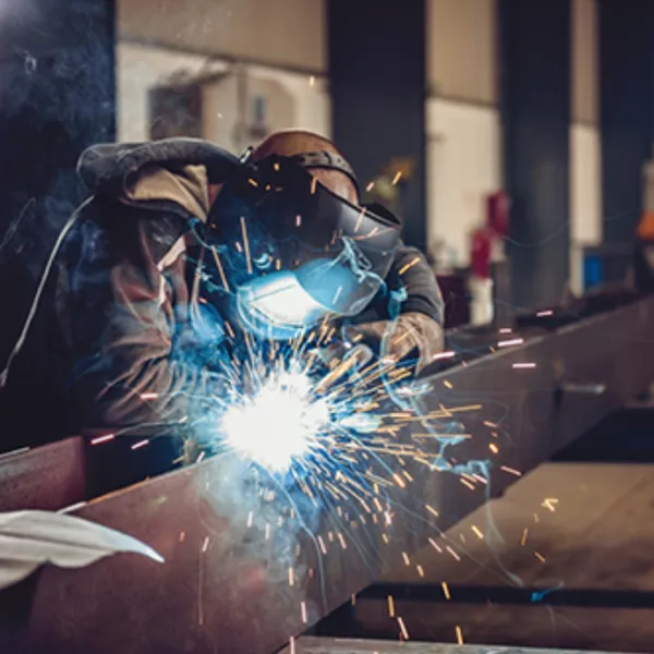 Artesãos da metalurgia em oficina - soldadura